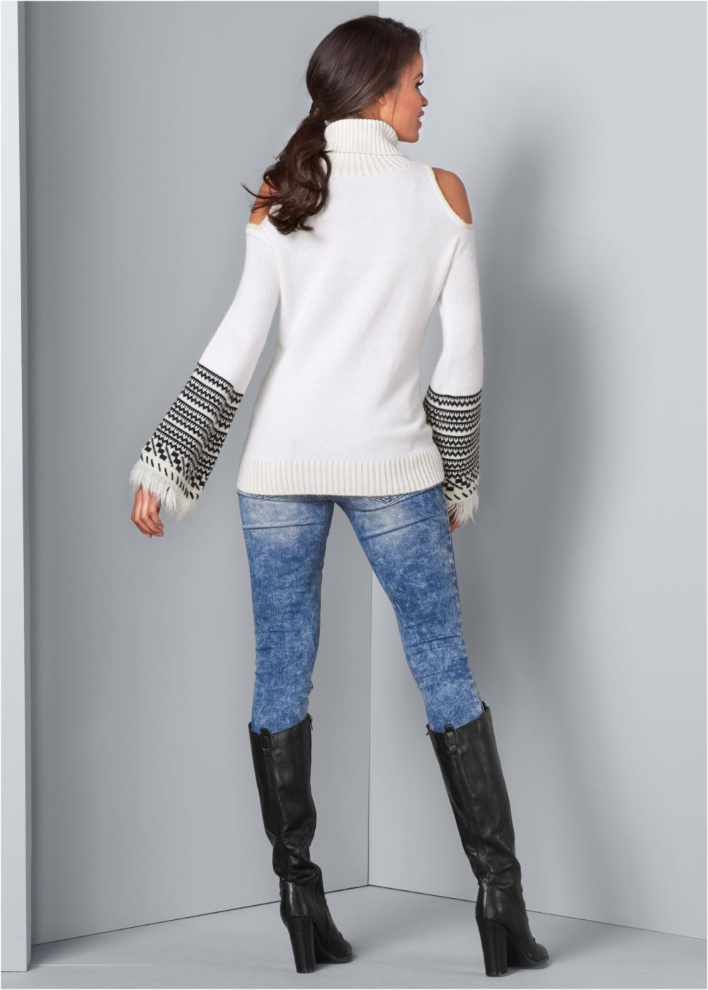 Venus VENUS | Cold-Shoulder Turtleneck Sweater in White & Black