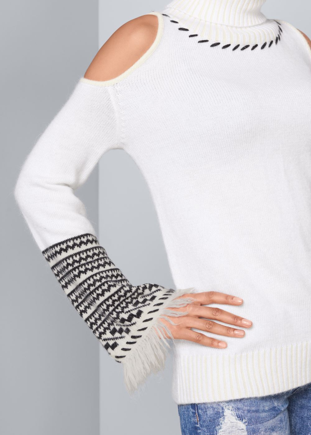 Venus VENUS | Cold-Shoulder Turtleneck Sweater in White & Black
