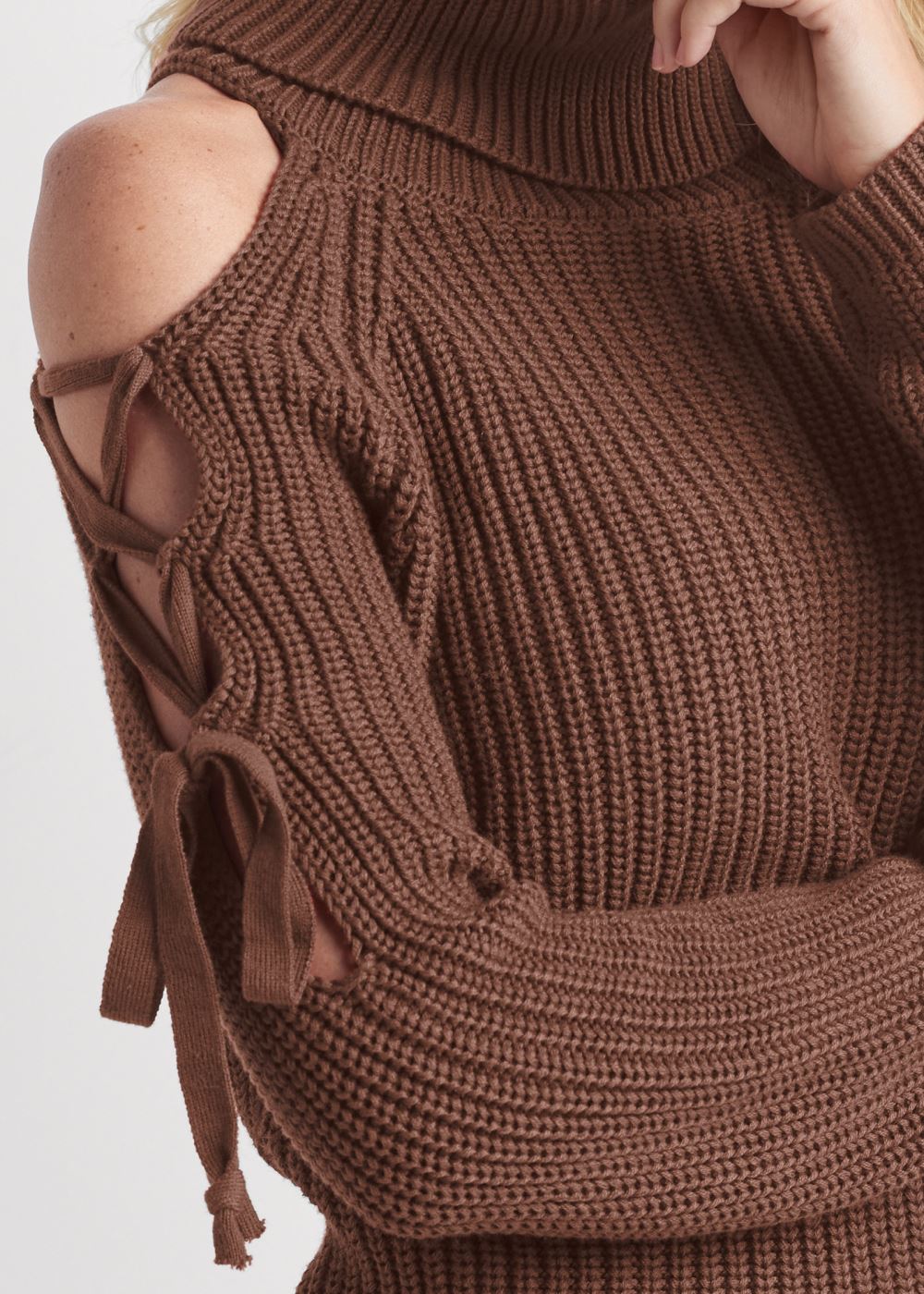 Venus VENUS | Cold Shoulder Turtleneck Sweater in Brown