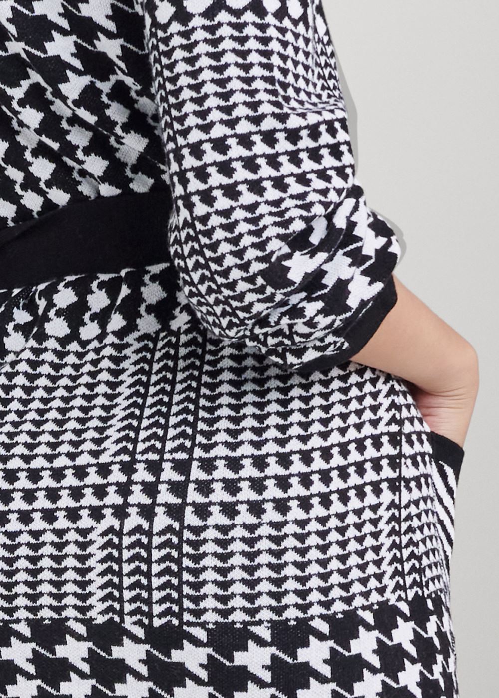 Venus VENUS | Houndstooth Wrap Cardigan in Black & White