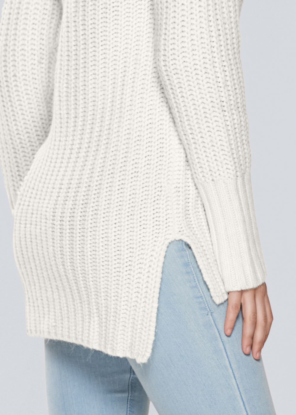 Venus VENUS | Mock-Neck Ribbed Sweater in Off White