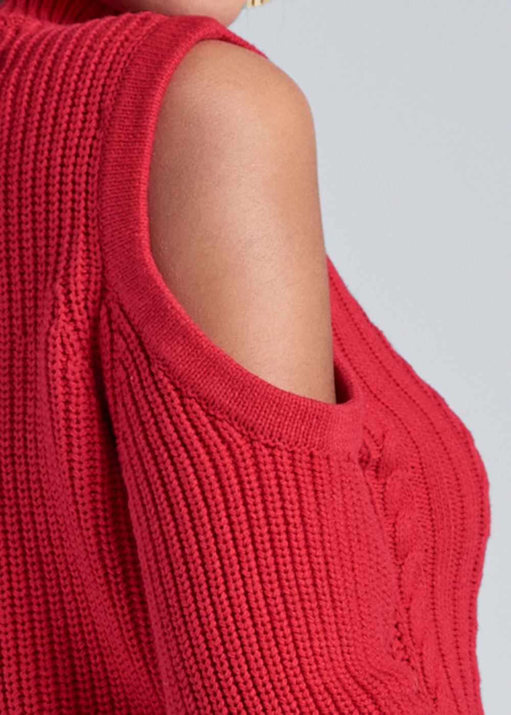 Venus VENUS | Cold-Shoulder Sweater in Red
