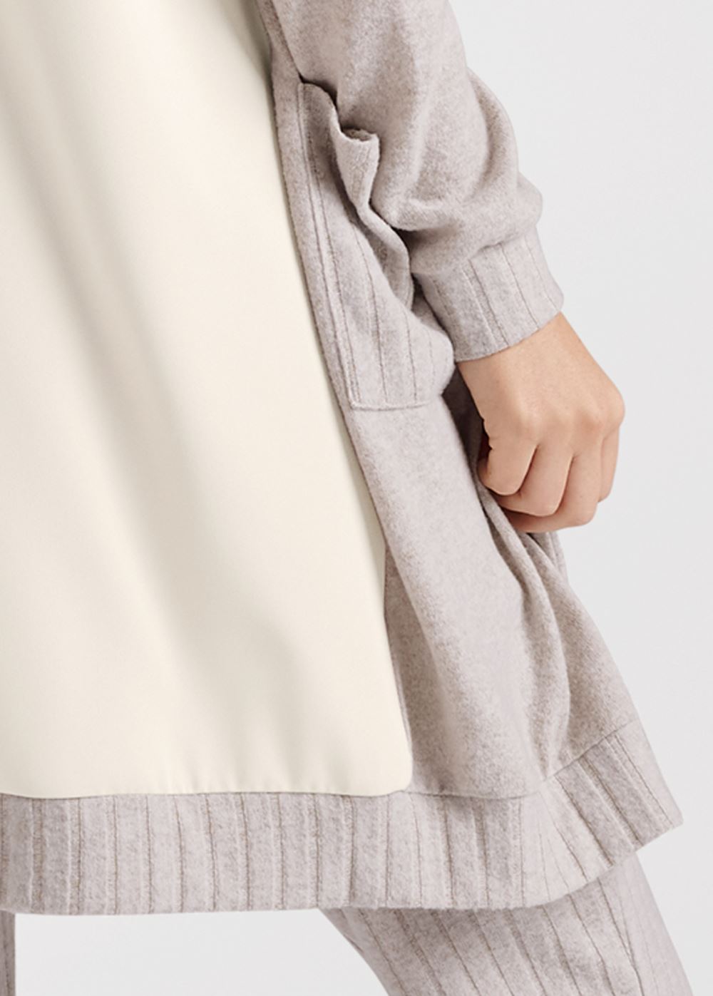 Venus VENUS | Ribbed Hacci Cardigan in Taupe
