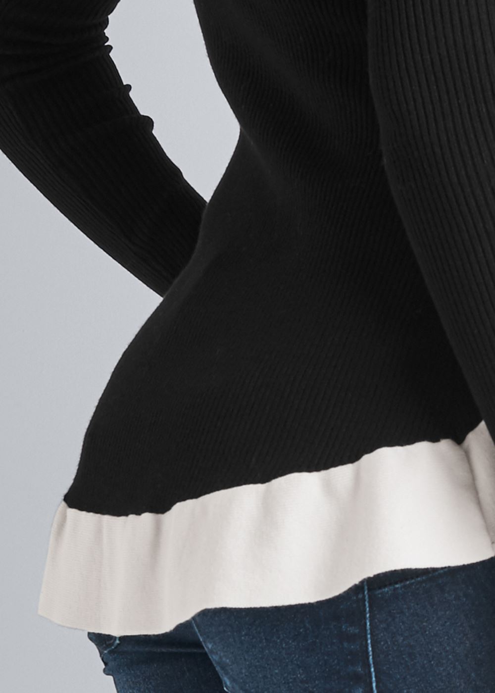 Venus VENUS | Deep-V High-Low Sweater in Black & Off White