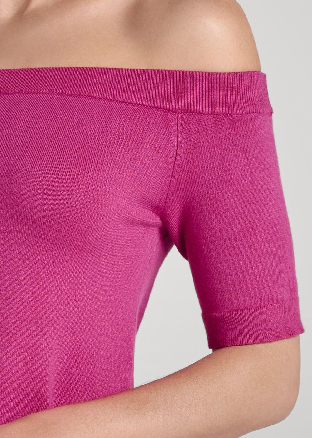 Venus VENUS | Off-The-Shoulder Sweater in Fuchsia