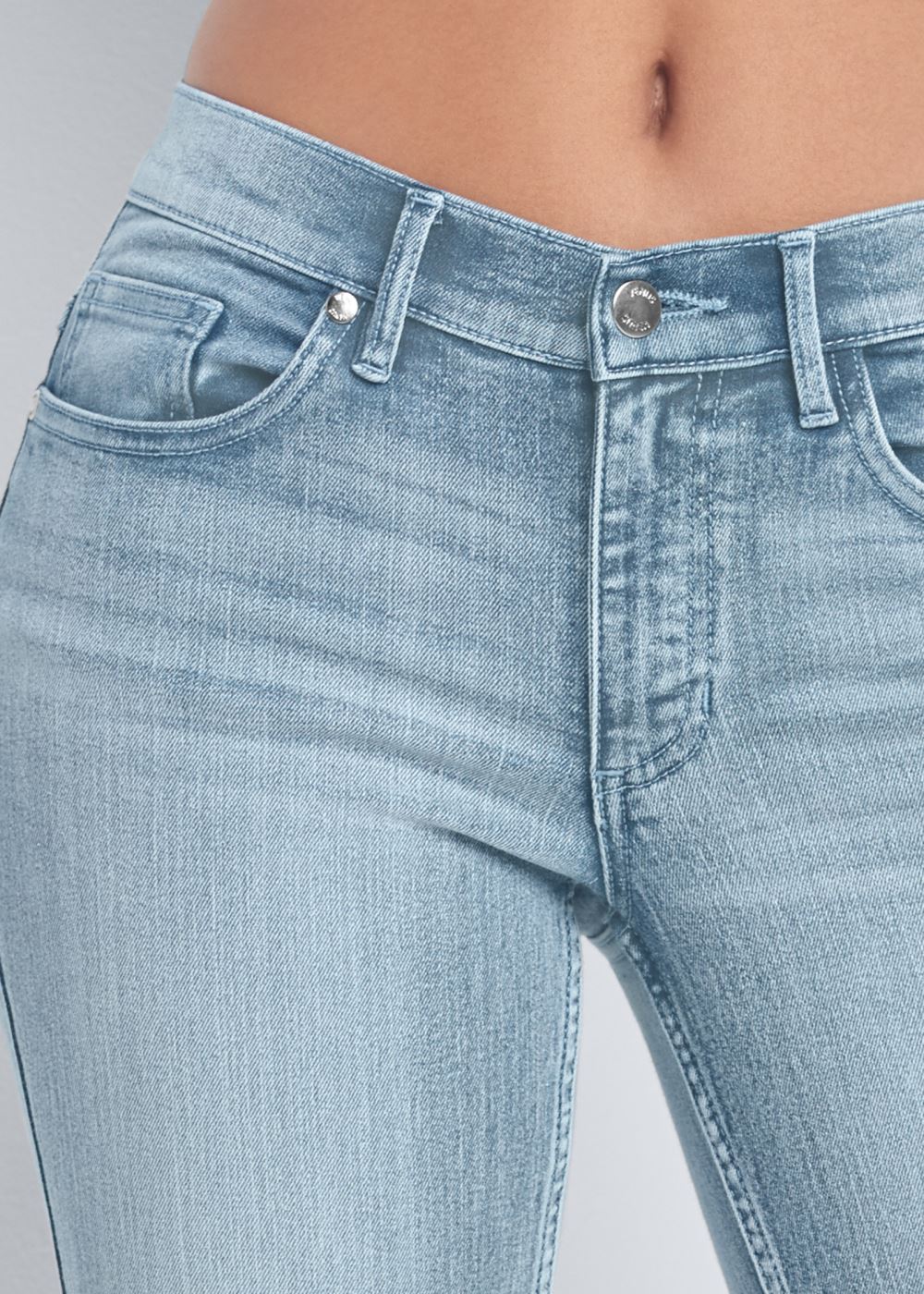 Venus Capri Jeans in Light Wash