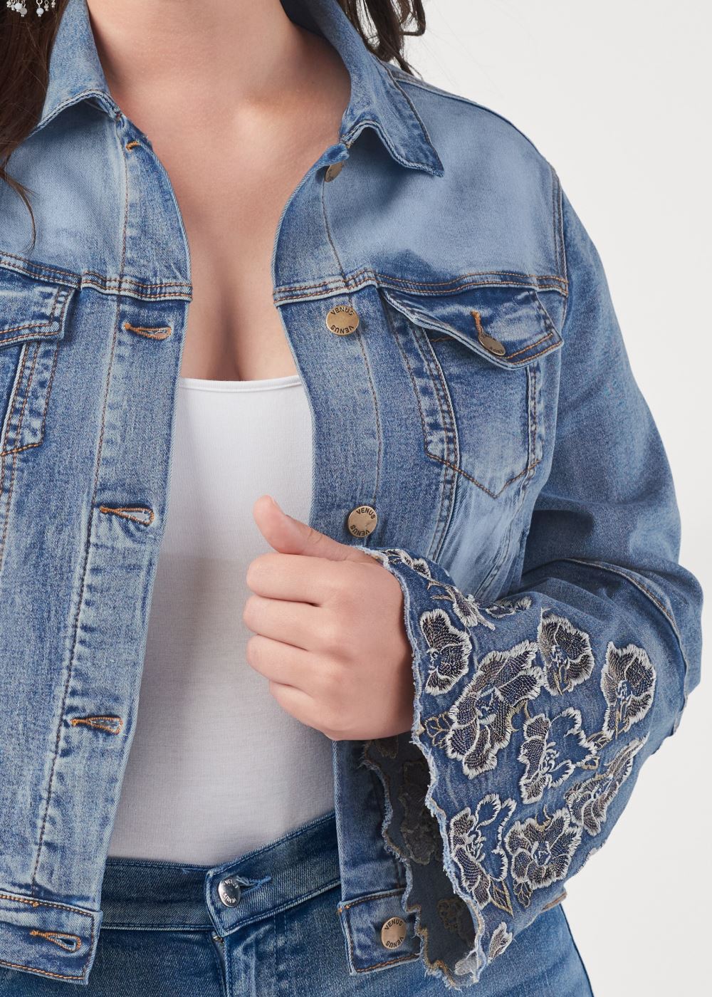 Venus Floral Embroidered Jacket in Medium Wash